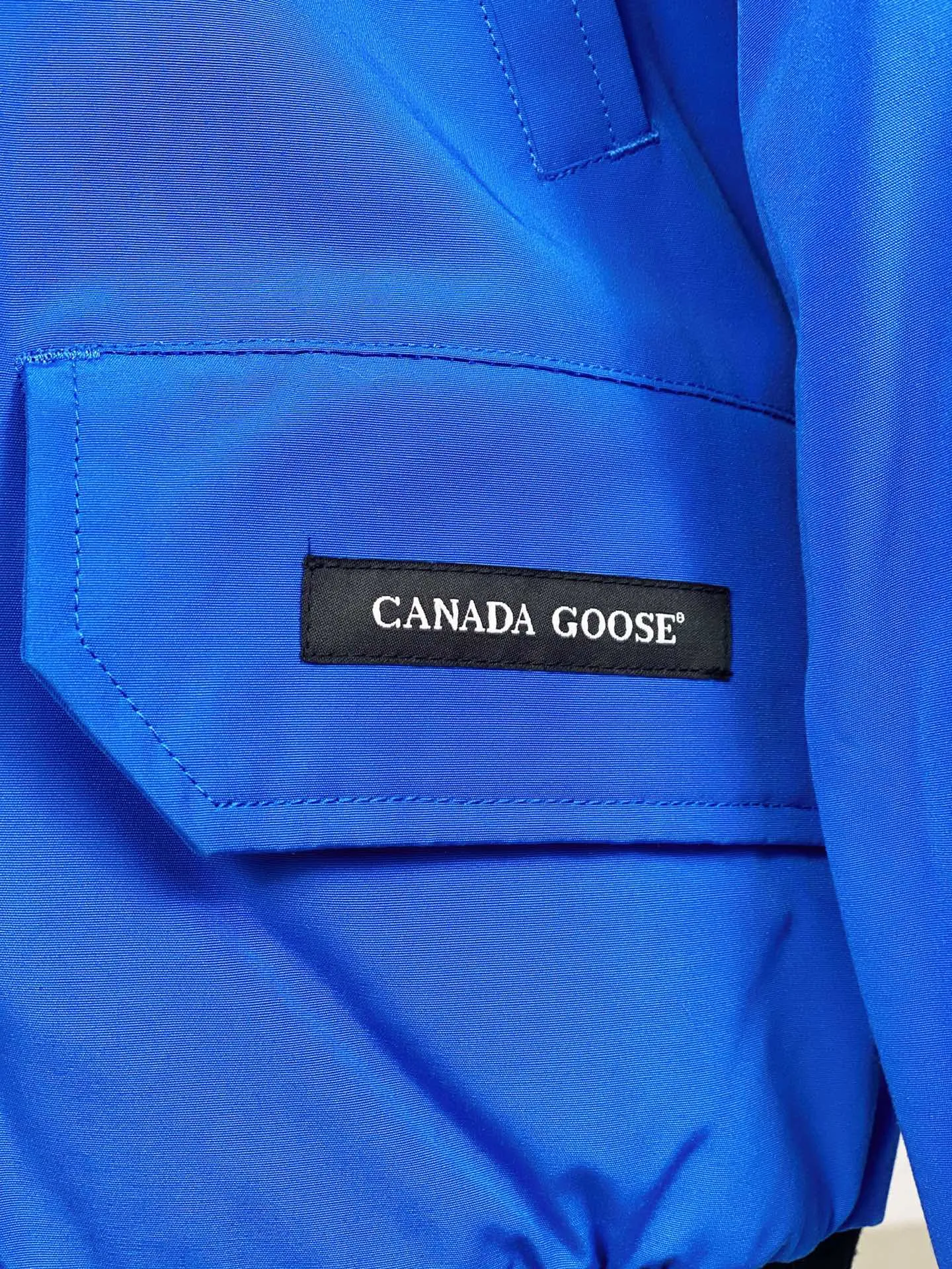 P780 Canada goose/Canada Goose Chilliwack 01 bomber jacket down jacket, authentic original clothing mold, all accessories are customized from the original factory. 💯The softness of the fabric is compared with the original product, and it can be restored by kneading at will (fabric misunderstanding: it is not a high-hardness fabric that is waterproof. Only those who buy the latest authentic version this year will notice the softness and comfort of the fabric) 💯The down is synchronized with the authentic white duck down, fluffy and not clumps, electronically controlled down filling machine. 💯Customized authentic YKK zipper pullers, high hardness and no jamming 💯The fur collar is custom-made from coyote skins in western Canada, the original version has the same origin 💯All workmanship and wiring are controlled by workers with more than ten years of service. They must be horizontal and vertical, and are not crooked. The inner wiring density is more sophisticated. Feel free to compare 💯Goose logo on sleeves, collar label, washed label, hangtag, zipper cord, pocket label, cuff thread, hem thread All details are updated simultaneously with the original product. The best version with the most complete colors. Sizes: XS-XXL (size chart attached below)